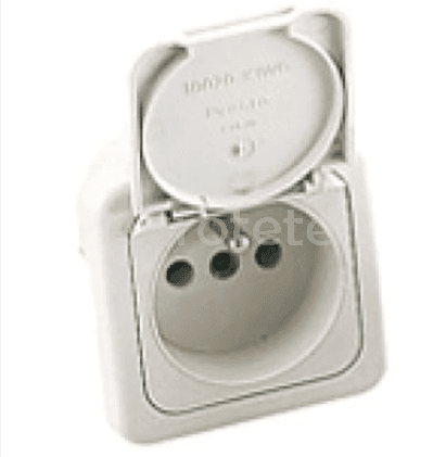 Enchufe shuko blanco con tapa para autocaravana o camper 1