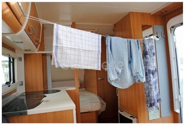 estenedor-en-caixa-enrotllable-penjador-roba-banyador-platja-càmping-camper-caravana-autocaravana-1