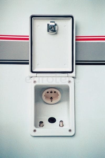 Toma exterior 4 en 1 electricidad, toma mini mechero, satelite y television autocaravana 1